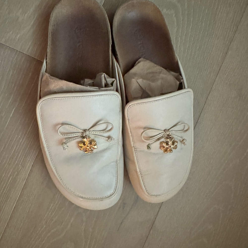 Tory Burch Women’s Charm Cream Mules with Gold Accent Size 8 - Picture 3 of 8